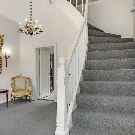 Сasa de vacaciones 8 Bedroom Beautiful In Kvaerndrup